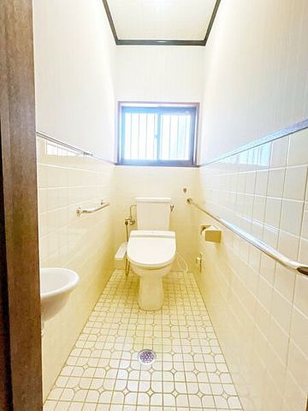 トイレです。個別で手洗いがついています。家族みんなで使う場所なので、いつでも清潔にしておきたいですね。