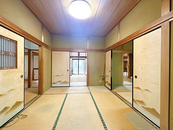 台所につながっている和室です。ごはんを食べてすぐゴロンとなれるのは気持ちが良いですよね。