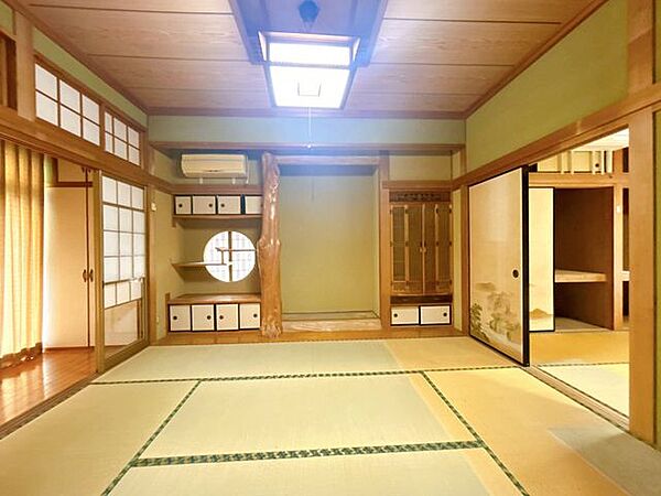 南西側の和室です。床の間や仏間もついています。違い棚の後ろに窓がついているので、陽が差し込んでおしゃれですね。