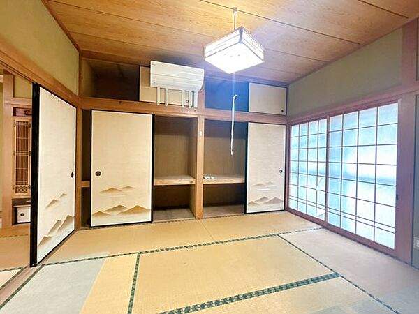 北西側の6帖和室です。障子がついているので、カーテンを設置する必要はありません。