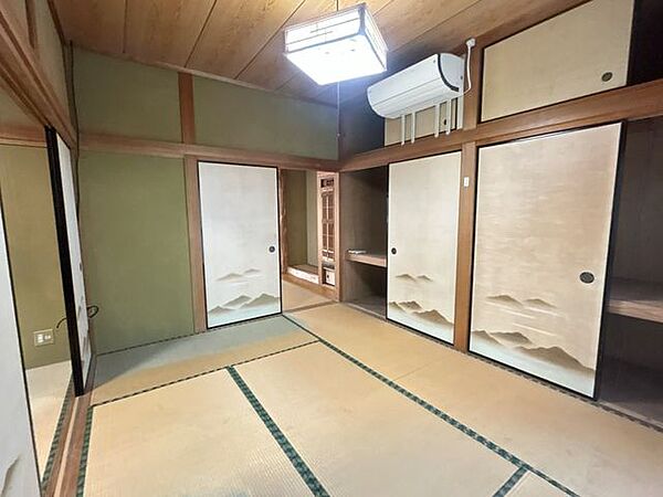 6帖和室です。襖もついているので布団や季節ものの洋服をしまうことができますよ。
