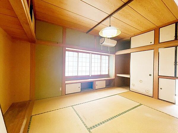 玄関横の6帖和室です。出窓の下にも収納がついています。大切なものをしまうのにちょうどいいですね。