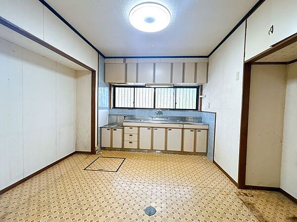 台所です。キッチン側に窓がついているので、換気ができますよ。ダイニングテーブルを置いてご家族皆様で食卓を囲んでもいいですね。