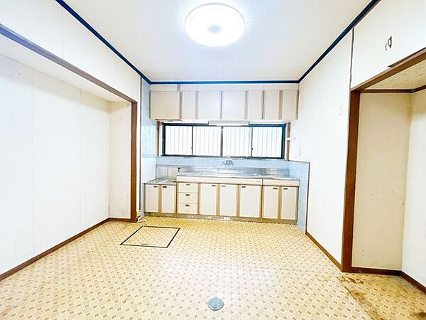 台所です。キッチン側に窓がついているので、換気ができますよ。ダイニングテーブルを置いてご家族皆様で食卓を囲んでもいいですね。