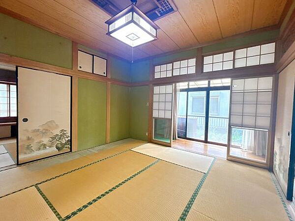 南側和室（別アングル）です。雪見障子がついているので、外の景色を見ることができます。