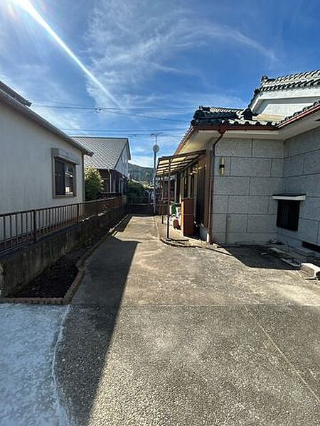 南側にはお庭があり、家庭菜園やお花を植えることができますよ。