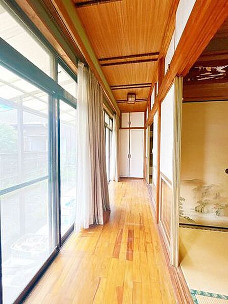 縁側です。カーテンを開けると陽が差し込み、ポカポカ気持ちがいいですよ。