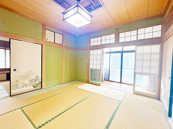南側和室（別アングル）です。雪見障子がついているので、外の景色を見ることができます。