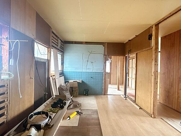 【リフォーム中写真／4/19撮影】7.5帖の洋室です（別アングル）大きめの家具も置きやすく、落ち着いたプライベート空間を確保できますよ。