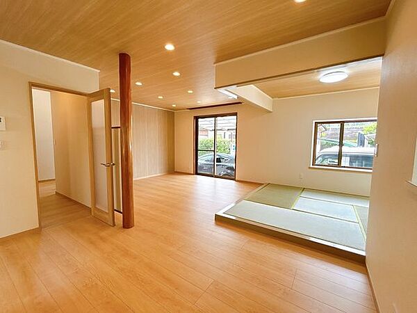 【リフォーム完成】南側LDKの様子です。備え付けのある和室も、その奥の出窓も魅力があふれていますね。