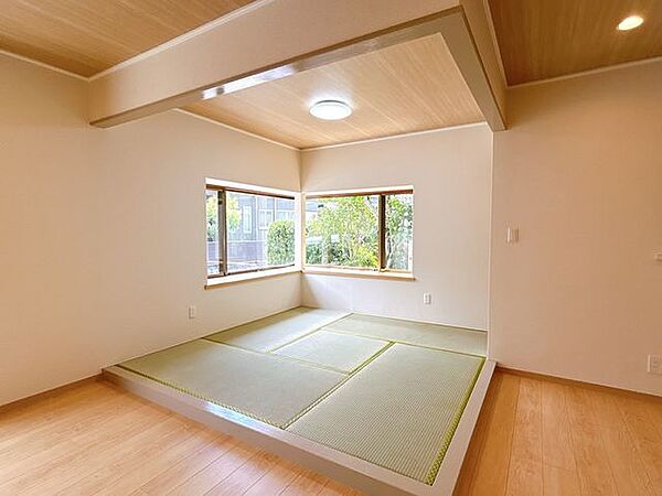 【リフォーム完成】リビングには小上がりの4.5帖の畳スペースがあります。2面採光になっているので、陽が差し込んであたたかい雰囲気になります。ここで昼寝するのは気持ちよさそうです。