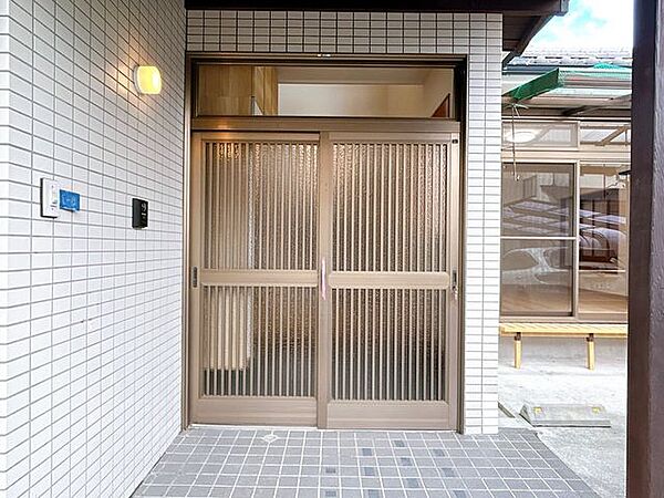 【リフォーム中】お家のお顔となる玄関扉です。これからLIXIL製の玄関に交換します。