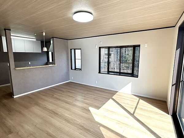 【リフォーム後写真】フローリングの上張り、クロス張替え、照明交換、建具の交換等を行いました。ぜひ現地でご一見ください。