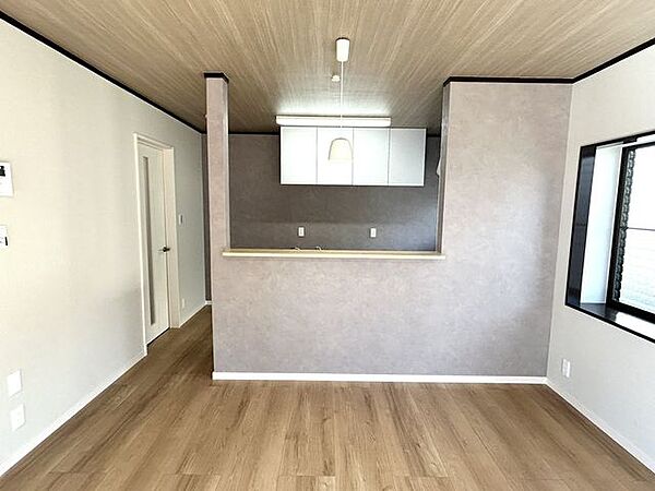 【リフォーム後写真】フローリングの上張り、クロス張替え、照明交換、建具の交換等を行いました。ぜひ現地でご一見ください。