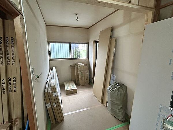 納戸は家族共通の荷物置きにお使いいただけますよ。シーズンオフの家電をしまっておくのもいいですね。