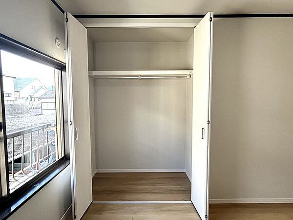【リフォーム後写真】個室の収納はクローゼットにリフォームいたしました。衣服を収納しやすくするハンガーパイプ付きの枕棚を全室設置しております。