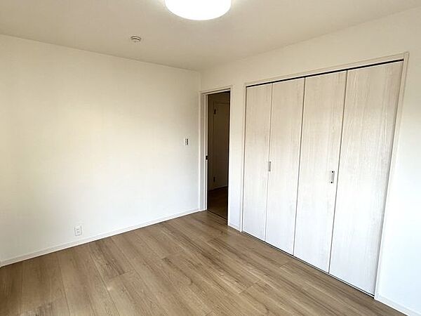 【リフォーム後写真】2階の洋室はフローリングの上張り、クロスの張替え、照明交換、建具の交換等を行いました。