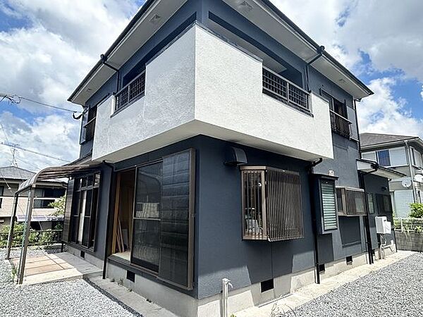 塗装はツートンカラーで今風に。ベランダのワンポイントがオシャレポイント。