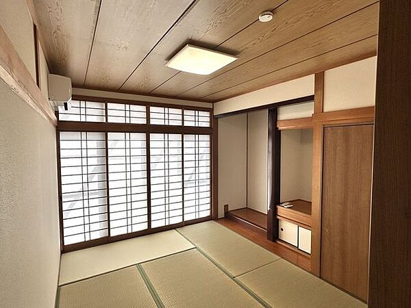 【リフォーム後写真】和室は畳の表替え、クロスの張替え、収納建具の交換、エアコン設置等を行いました。畳派の方にも一室あると安心ですね。