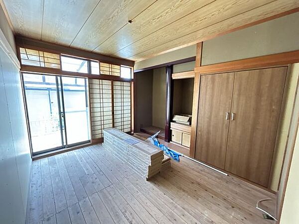 和室は畳の表替えを行い、壁をクロスで仕上げていきます。