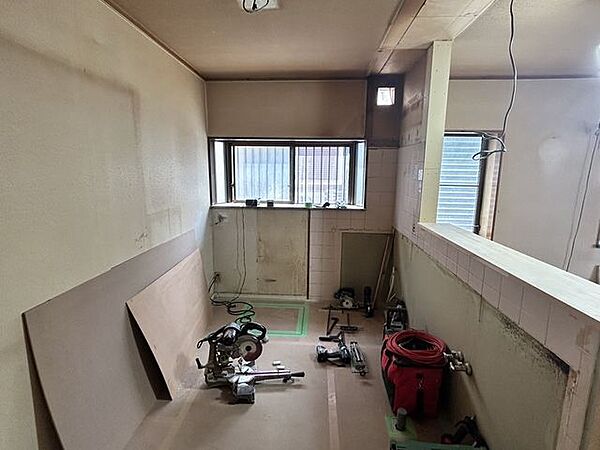 キッチンは新品に交換するために解体しました。8月頭には納品されます。