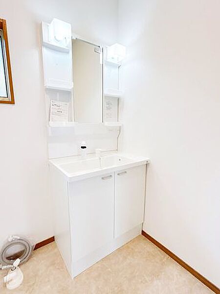 【リフォーム済】8/27更新。洗面化粧台はハウステック製の新品に交換いたしました。棚付きなので、化粧品やスタイリング剤などもまとめて置くことができます。