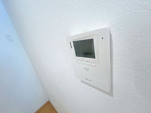 【同仕様写真】新しく設置するドアホンはカラーモニター付き。リビングに設置のモニターで玄関にいらしたお客様を確認してから応対できます。留守中の来客も記録できるので防犯面でも安心ですね。