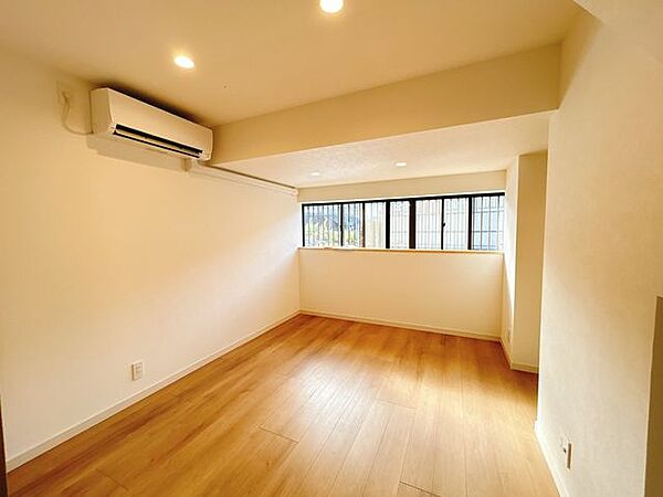 DKは洋室に間取り変更を行いました。エアコンも設置してお引渡しするためお引越しのお手間も少なく済みますね。