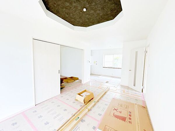 【リフォーム中】窓サッシが大きいため、採光をしっかり確保できるところが特徴です。花壇の植えたお花を眺めながらお茶をする時間も素敵ですね。