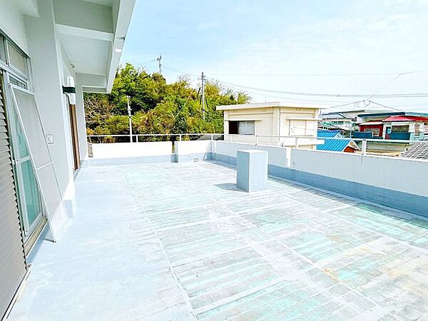 【現地写真/バルコニー】バルコニーです。広々としていてバーベキューなどもできそうです。