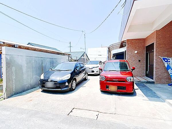 【リフォーム済み】駐車場です。門扉の撤去を行い、並列で2台、後ろに1台の計3台停められるように拡張しました。十分なスペースがあるのでお庭としてのご利用もできそうです。