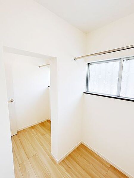 【リフォーム済み】ウォークインクローゼットです。ご家族のお洋服をまとめて収納できるスペースがあると各部屋を有効活用できて便利ですよね。