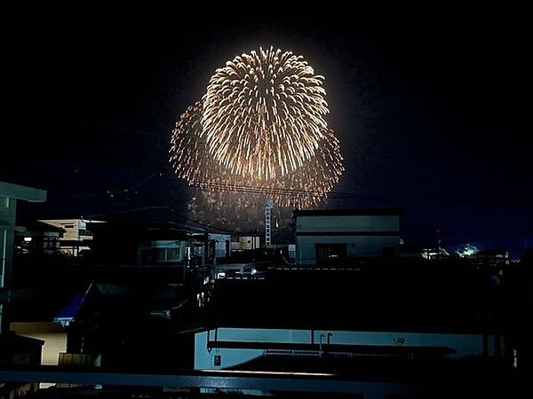 【現地写真】2階ベランダから見えるきばらん海の花火です。