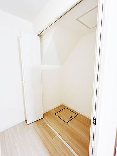 【リフォーム済み】脱衣室の前にはクローゼットがございます。