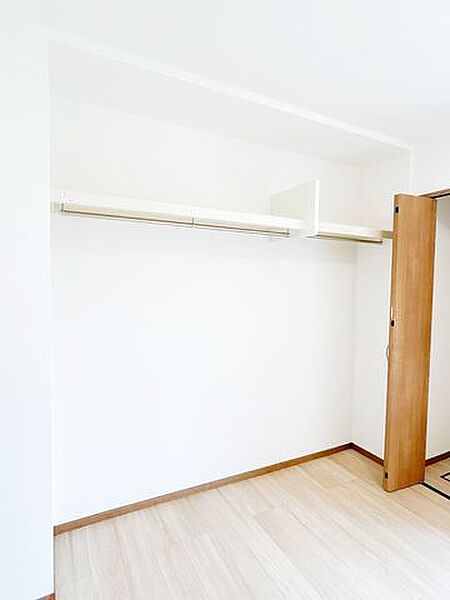 【リフォーム後/和室】1階南東側約4.38畳の洋室のハンガーパイプの様子です。