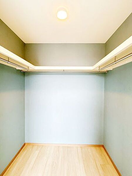 【リフォーム後/収納】2階ウォークインクローゼットです。照明があり、アクセントの利いたさりげなセンスに、キャリーバックやジーンズ、帽子やフィギアなど様々な用途に活用できます。