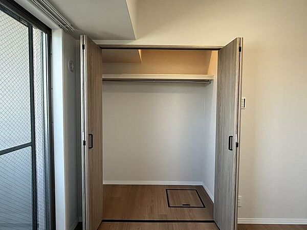 【リフォーム後/5.6帖洋室収納】すべての個室に収納を設けています。衣服はもちろん、家電やレジャー用品も収納できますよ。