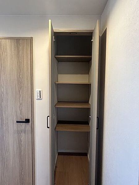 【リフォーム後/廊下収納】廊下にも収納を設けてあります。家族共用のものや、掃除用具の収納にいかがでしょうか？