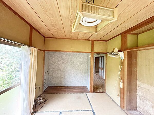 【リフォーム中】北東側洋室の別角度です。
