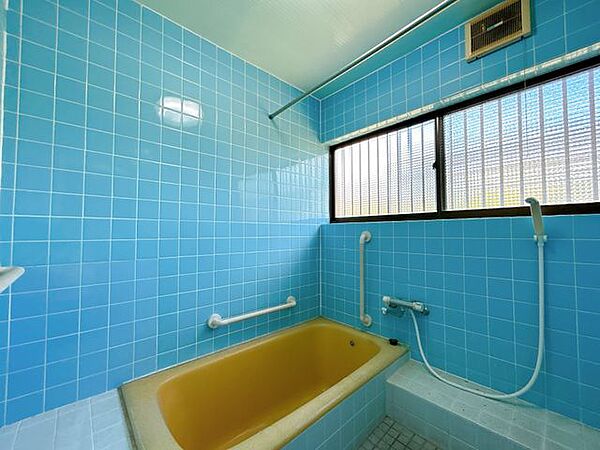 【リフォーム前】浴室は1坪サイズで足が延ばせるパナソニック製に新品交換いたします。毎日使う浴室は清潔にしておきたいですね。