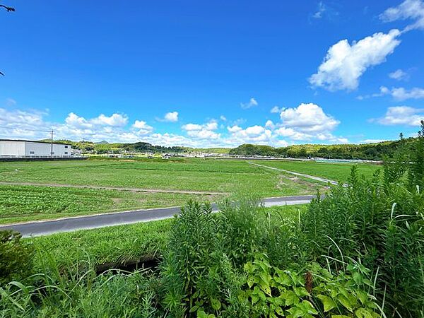 【リフォーム前】少し高台になっているため、眺めは少し高い位置から眺められます。透き通る風に疲れも乗って気持ちく過ごせる新生活はいかがですか？