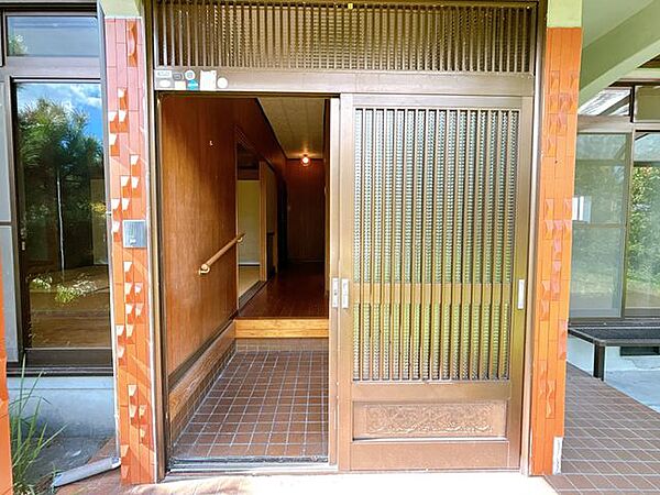 【リフォーム前】玄関扉は現況で販売いたします。新しくしたい場合のお見積りなども承っております。片開きや片引き戸でも印象がまた変わりますね！