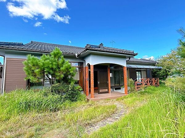【リフォーム前】ウッドデッキを外から撮影した様子です。庭草は綺麗にいたしますのでご安心くださいませ。