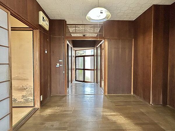 【リフォーム前】玄関ホールです。フローリング上張り・クロス張替を行います。