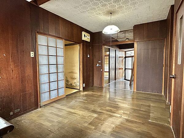 【リフォーム前】DKはフローリング上張り・クロス張替を行い洋室に間取り変更予定です。クローゼット新設予定の為生活便利ですよ。