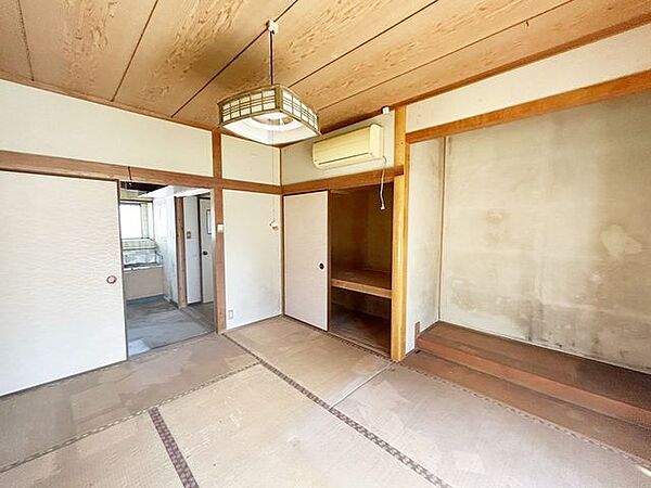 【リフォーム中】LDKです。床はフローリング張り、壁・天井はクロスで仕上げる予定です。南東面に大きな窓があり、明るいリビングです。是非一度ご見学にお越しください。