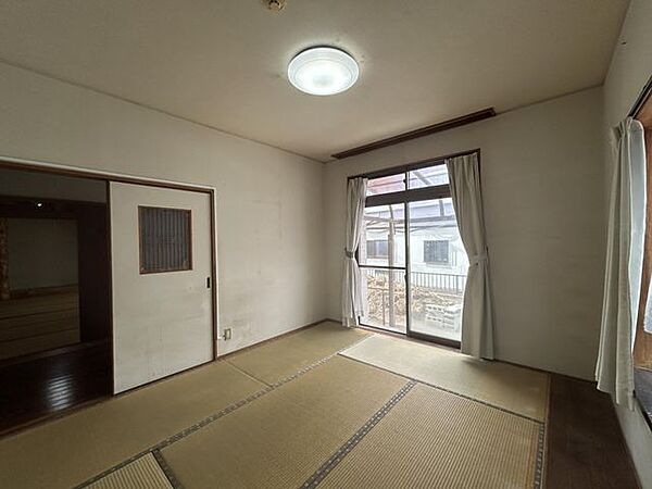 【和室】南西側和室約6帖です。お庭の様子もみることができます。