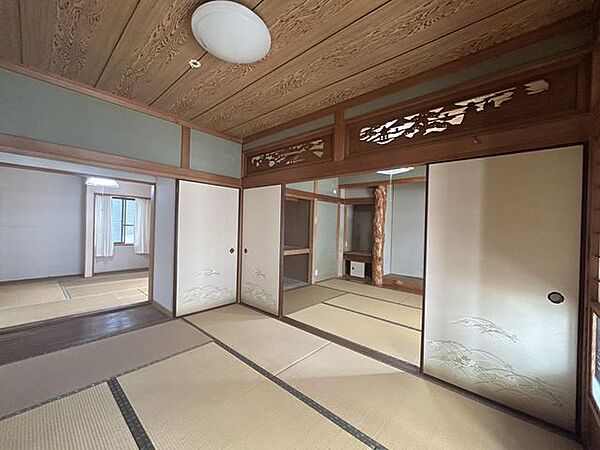 【和室】中央側約6帖の和室です。隣の和室と続き間になっているため、お客様やご家族が集まっても皆さんで団らんすることができます。