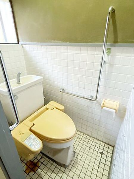 【現地写真/トイレ】トイレです。手すりがついているので足元が不安な方も安心ですね。