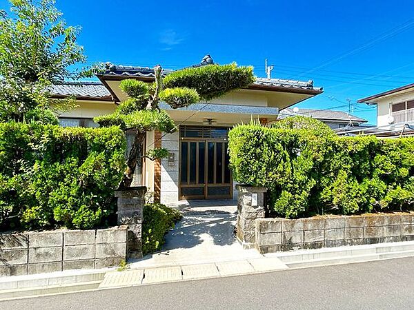 【現地写真/外観】価格には消費税を含みます。自社物件につき随時ご案内可能。内覧希望の方はお電話ください。